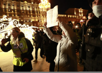 На антивоенных акциях в Москве и Петербурге задержали десятки человек