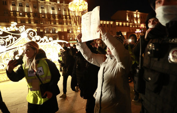 На антивоенных акциях в Москве и Петербурге задержали десятки человек