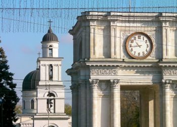 După zeci de ani de tăcere, ceasul de pe Arcul de Triumf din capitală a prins glas. Sunetul orologiului însă nu se aude foarte bine din cauza unor probleme tehnice | VIDEO