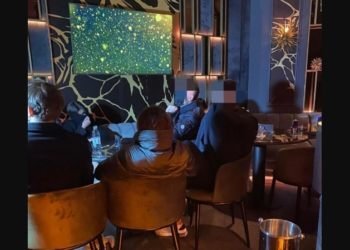 Un local din centrul capitalei și-a mimat sistarea activității după ora 22:00. Zeci de persoane, încuiate în interior