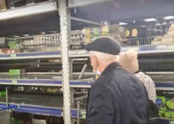 Rânduri imense la supermarketurile din capitală: Mai mulți oameni umpleau cărucioarele cu produse de primă necesitate | VIDEO