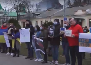 «Să fie pace»: Manifestație pașnică în fața sediului Ambasadei ruse la Chișinău | VIDEO