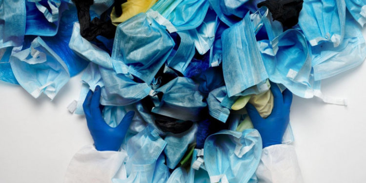 OMS: Pandemia a creat un „munte” de deşeuri medicale