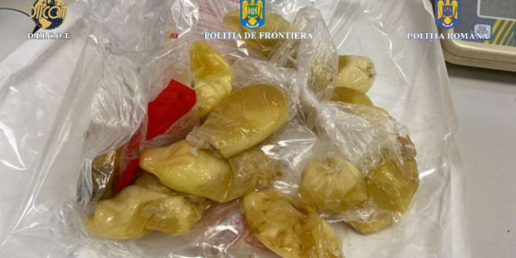 O femeie din Brazilia a fost prinsă pe Aeroportul Otopeni cu 1 kilogram de cocaină în stomac