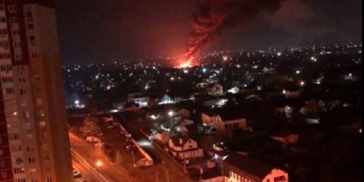 A doua zi de război. Explozii se aud în Kiev. Sunt raportate lupte în mai multe oraşe. Zelenski face un nou apel după atacul cu rachete asupra capitalei