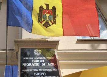 În căutarea unui loc de trai, a unui post de muncă sau a dreptului de ședere provizorie. Zeci de ucraineni s-au adresat după ajutor la Biroul de Migrație și Azil | VIDEO