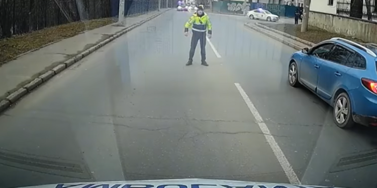 „Hачальник-ul are prioritate”. O ambulanță, oprită de poliție, ca să treacă mai întâi un cortegiu oficial | VIDEO