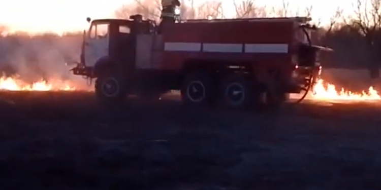 Peste 200 de hectare de vegetație uscată, mistuite de flăcări, în ultimele 24 de ore. Care sunt localitățile afectate | VIDEO