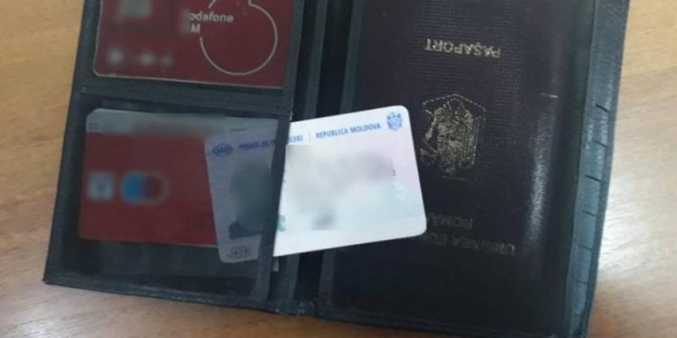 „Nu am putut susține examenul auto și am apelat la o persoană”. Doi moldoveni, prinși cu permise de conducere false la frontieră