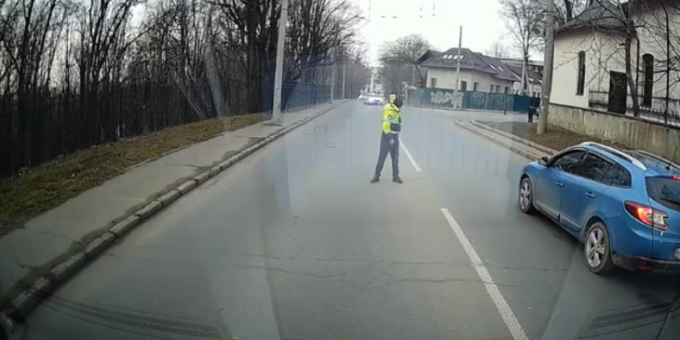 Ambulanța, oprită de polițist pentru o coloană de oficiali, avea girofarul conectat și ducea un pacient | VIDEO