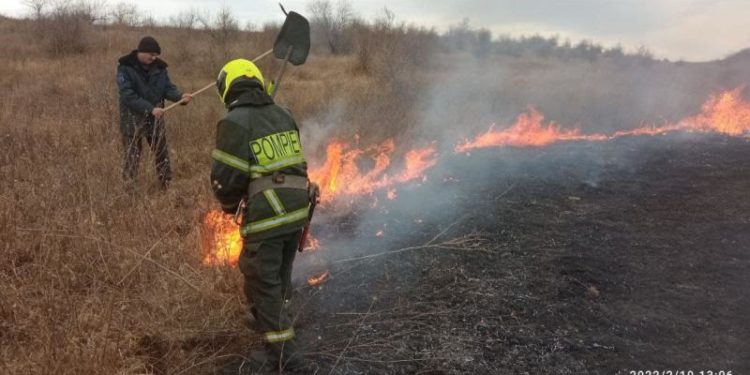 Peste 1000 ha de vegetație uscată, mistuite de flăcări: Localitățile afectate | FOTO