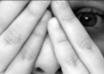 O fetiță de 5 ani, la un pas să fie violată de un vecin, pe terenul de joacă: Suspectul, reținut