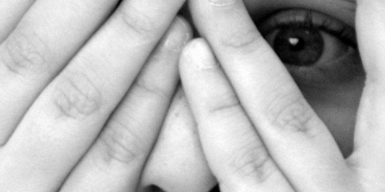 O fetiță de 5 ani, la un pas să fie violată de un vecin, pe terenul de joacă: Suspectul, reținut