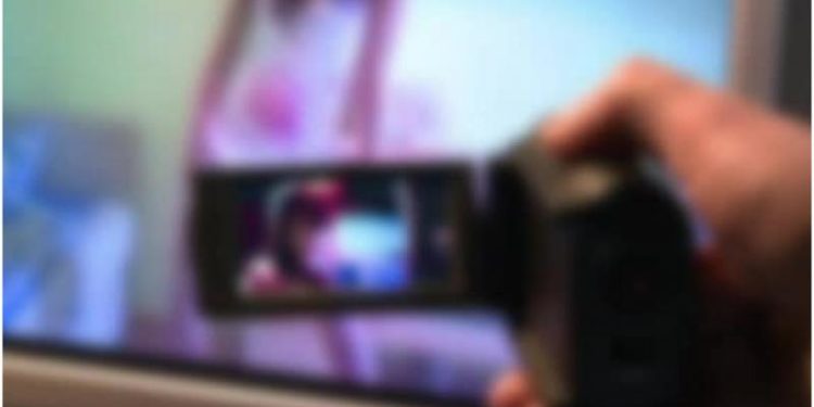 Două surori minore, într-o relație cu același tânăr, fără a cunoaște: Erau șantajate cu secvențe video intime pe internet, dacă rup relația