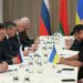 După câteva pauze, negocierile dintre Ucraina și Rusia continuă: Discuțiile au loc cu ușile închise | VIDEO