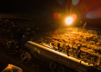 Detalii de la intervenția pompierilor la Taraclia. Salvatorii au reușit să pompeze 40% din benzina scursă pe șosea | VIDEO