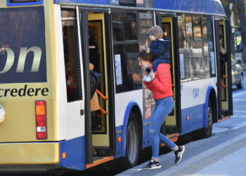 S-a surpat asfaltul pe o stradă din centrul capitalei. Două troleibuze își modifică itinerarul | FOTO