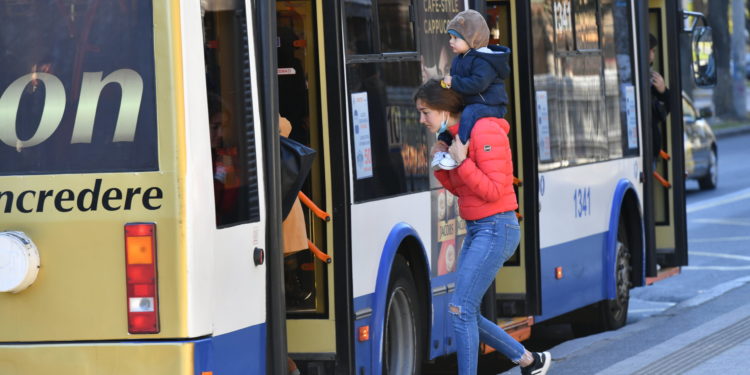 S-a surpat asfaltul pe o stradă din centrul capitalei. Două troleibuze își modifică itinerarul | FOTO