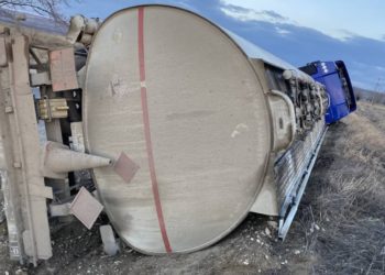 O autocisternă cu 26 de tone de combustibil s-a răsturnat pe șosea. Pompierii au pompat benzisa scursă pe șosea | VIDEO