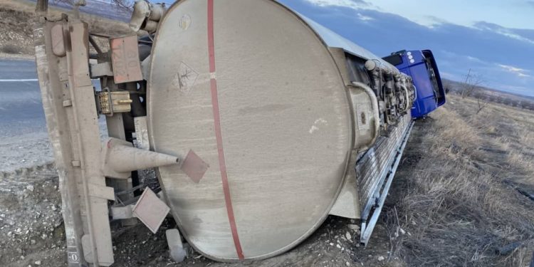 O autocisternă cu 26 de tone de combustibil s-a răsturnat pe șosea. Pompierii au pompat benzisa scursă pe șosea | VIDEO
