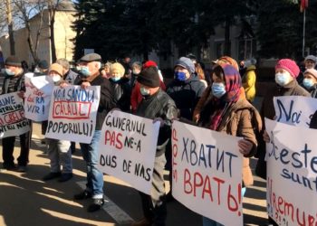 „Jos Maia Sandu”. Simpatizanții și membrii Partidului „ȘOR” protestează în fața sediilor Partidului „PAS” la Bălți și Orhei | VIDEO