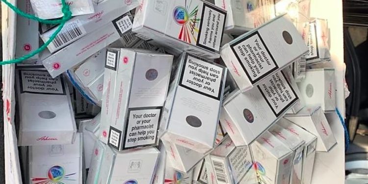 Un șofer de 32 de ani, prins în vamă cu mașina burdușită de țigări | VIDEO