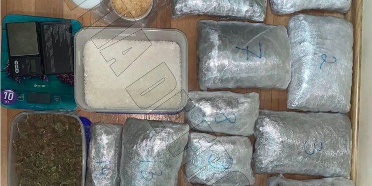 Schemă criminală de comercializare a drogurilor, destructurată: trei reținuți și peste 10 kg de droguri – ridicate | VIDEO