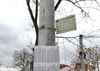 „Ion Ceban a promis că va face, dar când — nu știu”. Chișinăuienii, nemulțumiți că trebuie să aștepte troleibuzul în stradă, din cauza lipsei stațiilor de așteptare | VIDEO