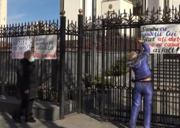 Protest în fața Președinției Republicii Moldova: Vârstnicii îi cer șefului statului să plece de la conducerea țării | VIDEO