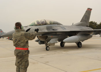 O escadrilă de avioane de vânătoare americane F-16 se mută din Germania în România