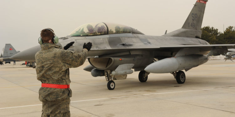 O escadrilă de avioane de vânătoare americane F-16 se mută din Germania în România