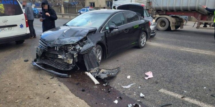 Accident grav la Peresecina: Patru persoane, dintre care doi copii au avut de suferit