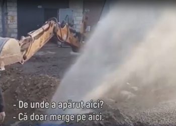 «Gheizer» în centrul capitalei. O ţeavă cu apă fierbinte a fost spartă de un excavator | VIDEO