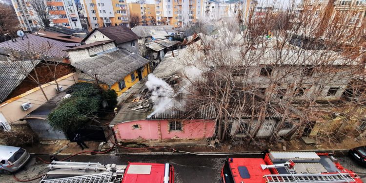 Incendiu într-o casă de locuit din capitală. Acoperișul locuinței a fost distrus | FOTO