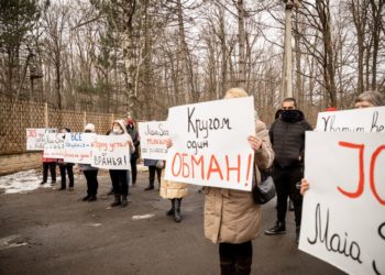 Flash-mob la vila prezidențială de la Condrița, organizat de Partidul „ȘOR”: Vrem să-i întoarcem Maiei Sandu „macaroanele” pe care ni le pune zilnic pe urechi | VIDEO