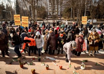 „Bani de flori aveți, dar de pensii nu!”. Membrii și simpatizanții Partidului „ȘOR” i-au adus flori Maiei Sandu, „ca să nu cheltuie banii poporului» | VIDEO