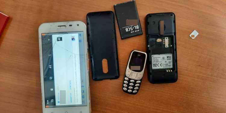 Telefoane mobile, cartele SIM și cuțite. Angajații penitenciarelor au percheziționat celulele deținuților | FOTO