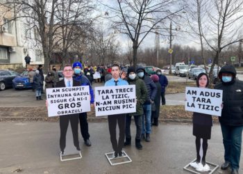 Flashmob în fața „Moldovagaz”, organizat de Partidul „ȘOR”. La manifestație au fost „prezenți” și Maia Sandu, Igor Grosu și Mihai Popșoi | VIDEO
