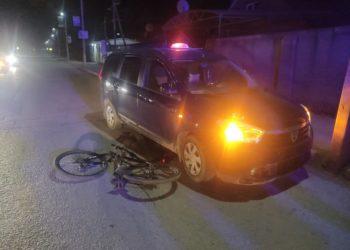 Un biciclist fost lovit în plin de o mașină, la Bălți. Victima era în stare de ebrietate | VIDEO