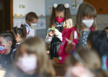 Peste o mie de elevi s-au infectat cu noul coronavirus într-o săptâmână. Totuși, în toată țara au fost reluate orele cu prezența fizică în clase | VIDEO