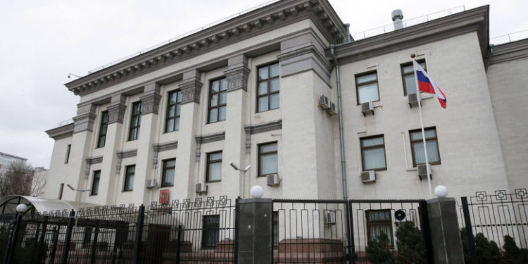 Российские дипломаты начали покидать Украину, сообщил источник