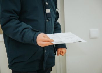 Doi moldoveni, documentați pentru uz de acte falsificate