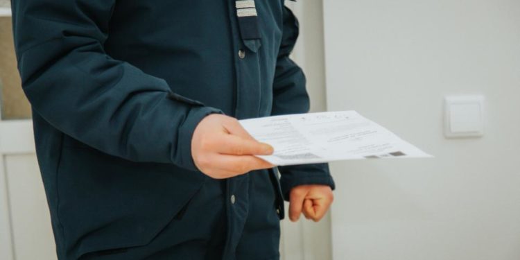 Doi moldoveni, documentați pentru uz de acte falsificate