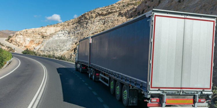 Zeci de migranţi au fost găsiți de polițiști într-un camion abandonat în Bulgaria