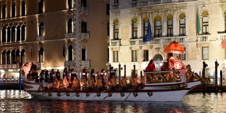 A început carnavalul de la Veneția. Imagini cu parada bărcilor colorate pe Marele Canal