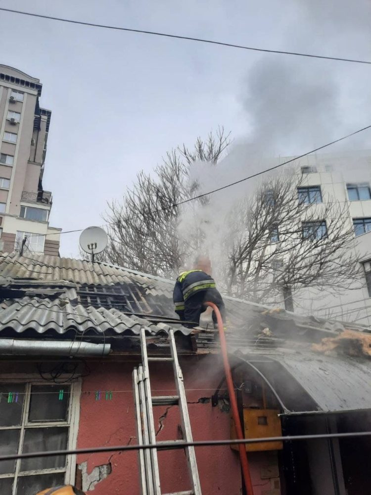 Incendiu într-o casă de locuit din capitală. Acoperișul locuinței a fost distrus | FOTO