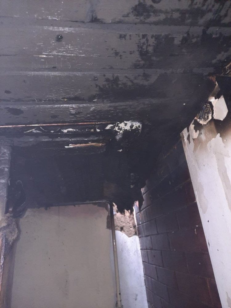Incendiu într-o casă de locuit din capitală. Acoperișul locuinței a fost distrus | FOTO