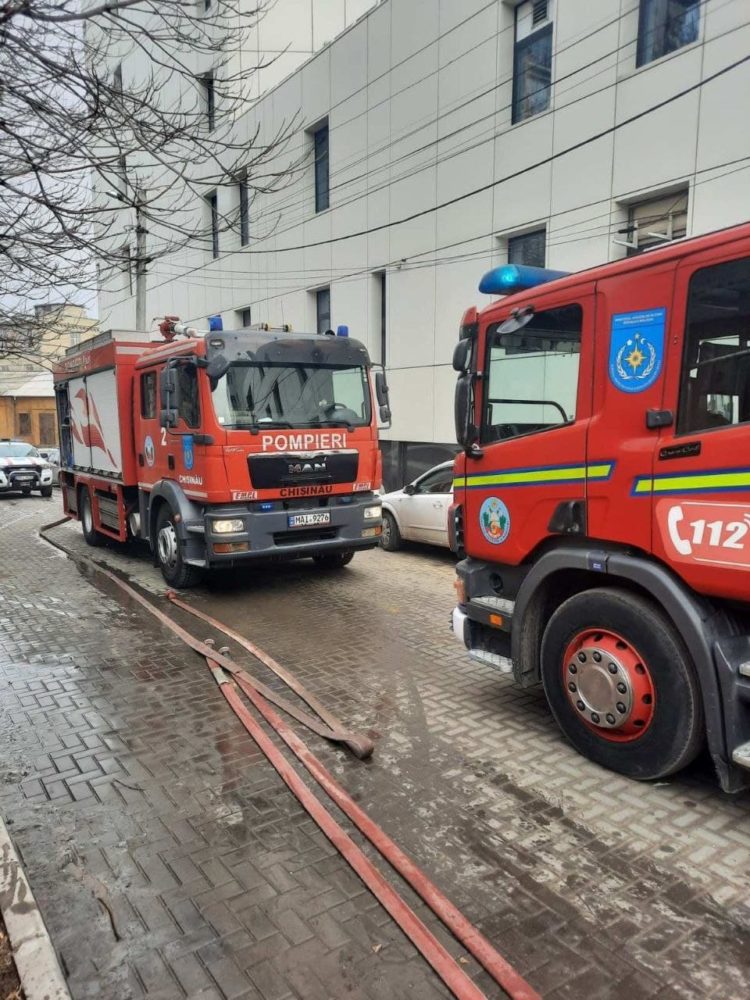 Incendiu într-o casă de locuit din capitală. Acoperișul locuinței a fost distrus | FOTO