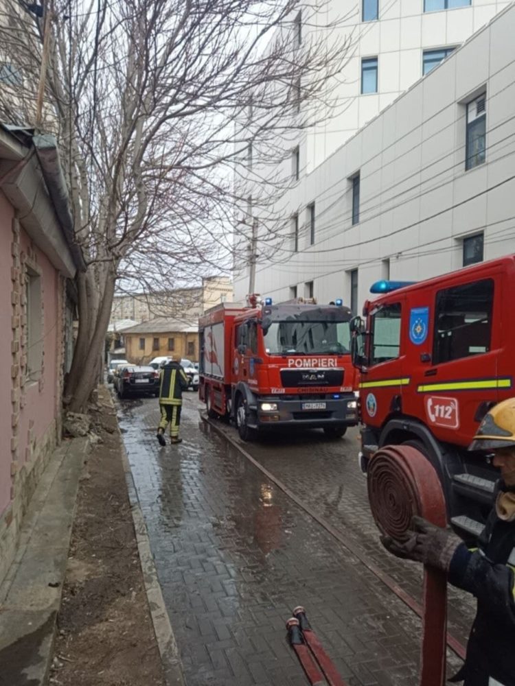 Incendiu într-o casă de locuit din capitală. Acoperișul locuinței a fost distrus | FOTO