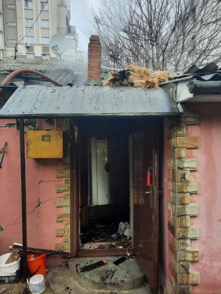 Incendiu într-o casă de locuit din capitală. Acoperișul locuinței a fost distrus | FOTO